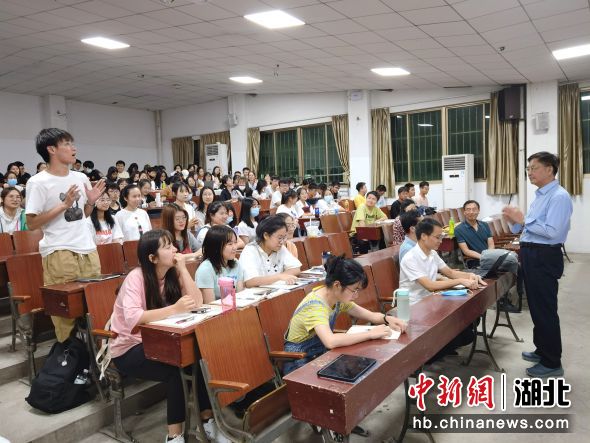 朱正明与大学生现场交流 朱正明与大学生现场交流
